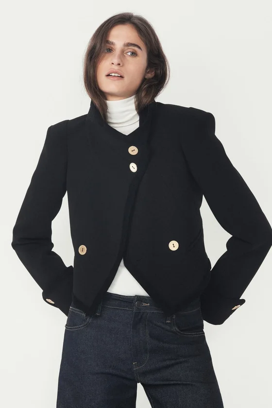 КОРОТКАЯ КУРТКА НА ПУГОВИЦАХ — THE ITEM ZARA WOMAN