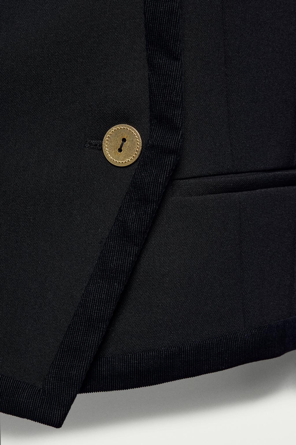 КОРОТКАЯ КУРТКА НА ПУГОВИЦАХ — THE ITEM ZARA WOMAN