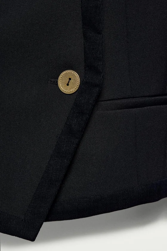 КОРОТКАЯ КУРТКА НА ПУГОВИЦАХ — THE ITEM ZARA WOMAN