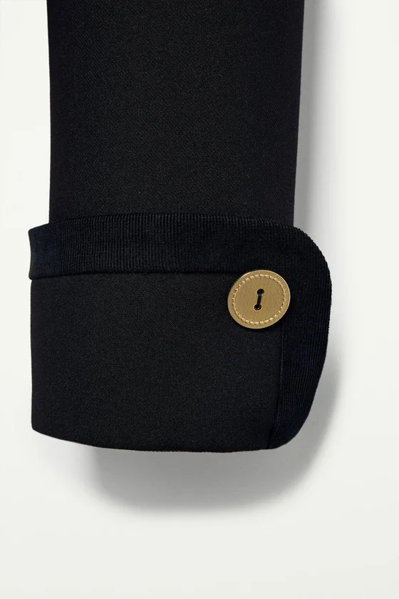 КОРОТКАЯ КУРТКА НА ПУГОВИЦАХ — THE ITEM ZARA WOMAN