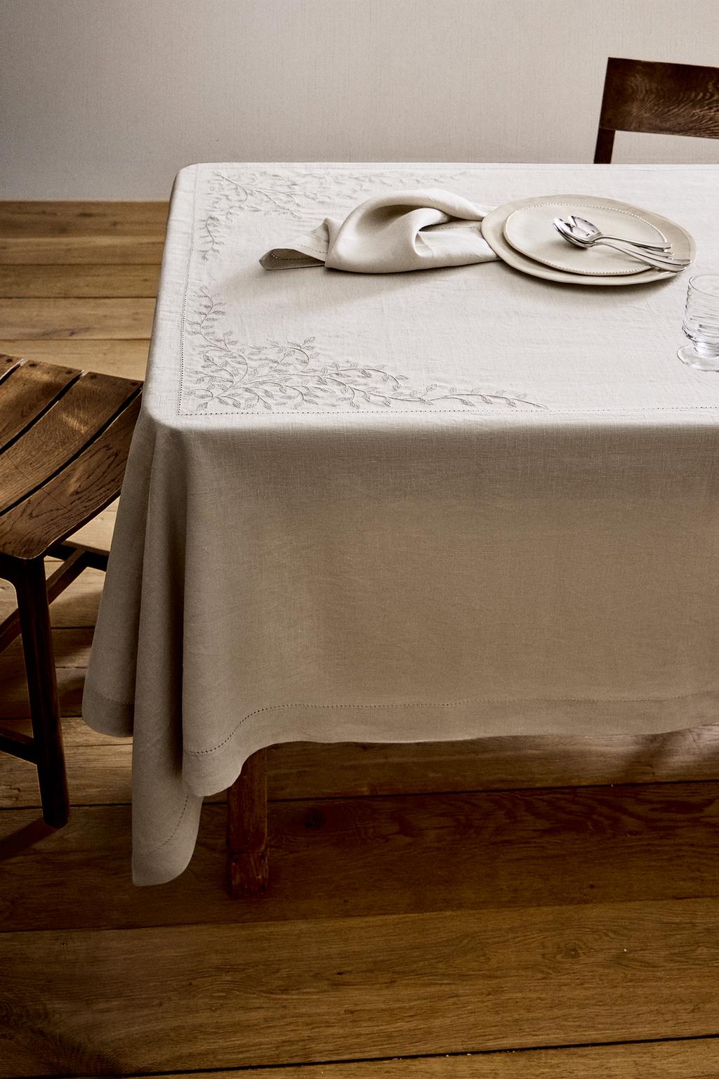 Льняной скатерть с цветочной вышивкой