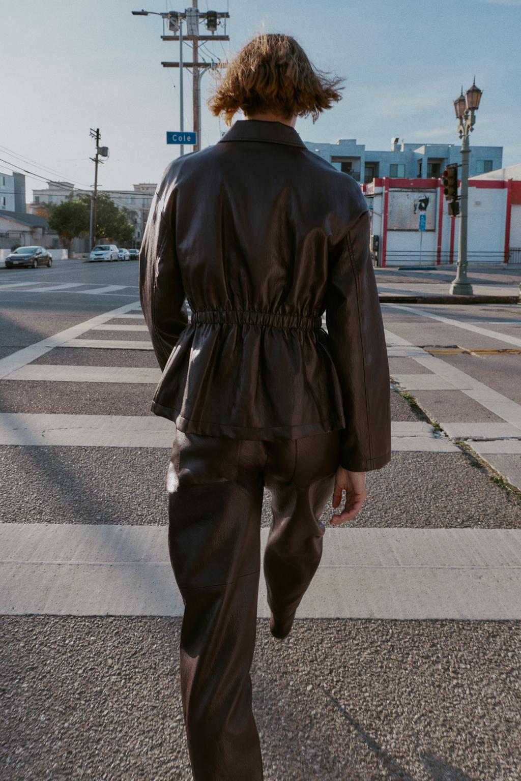 КУРТКА ИЗ ИСКУССТВЕННОЙ КОЖИ С ЭЛАСТИЧНЫМ ПОЯСОМ