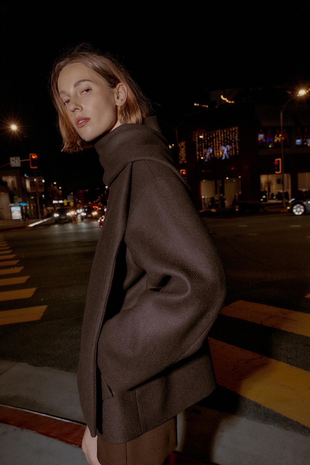 КОРОТКОЕ ПАЛЬТО ИЗ СМЕСОВОЙ ШЕРСТИ С ШАРФОМ