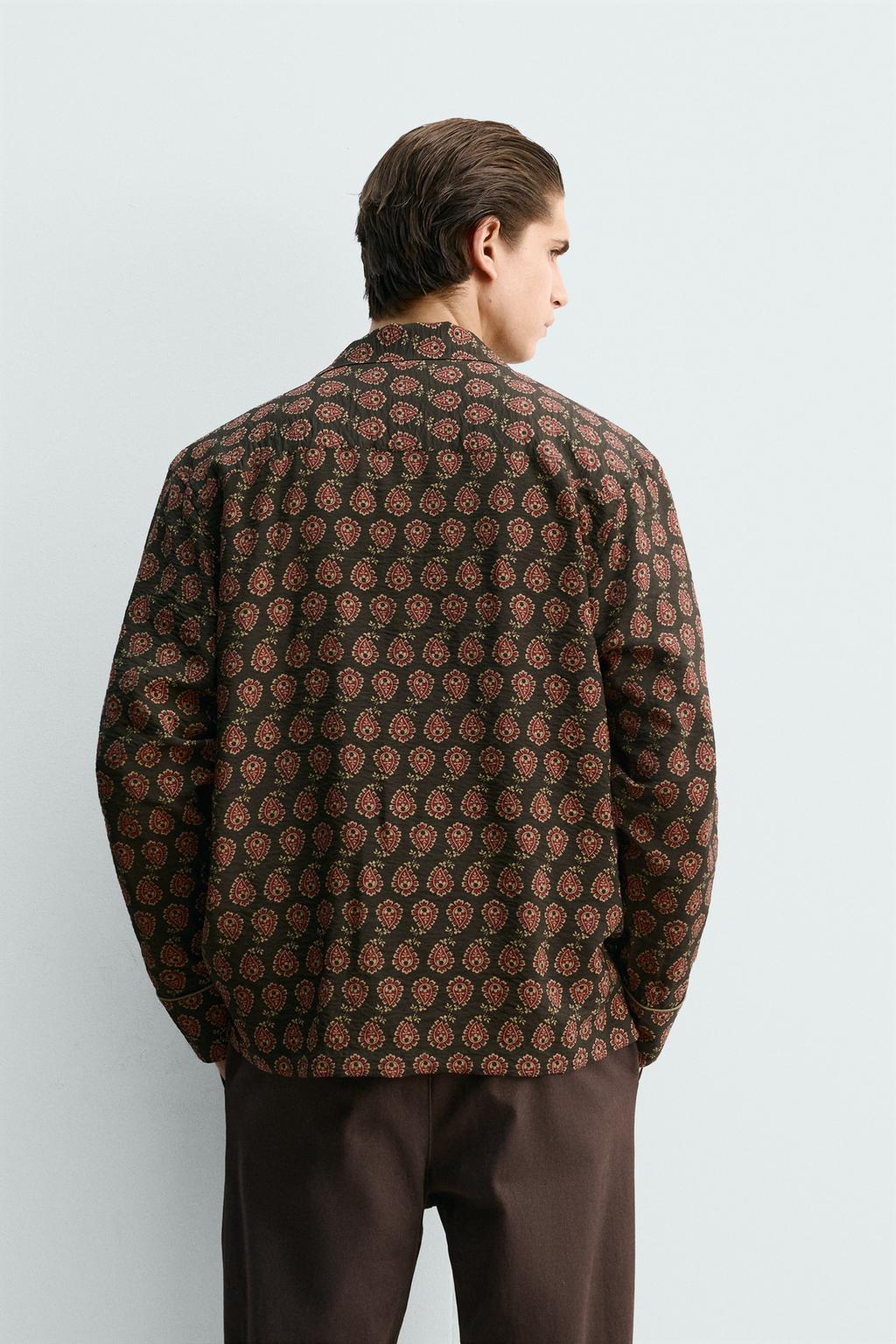 РУБАШКА СТРУЯЩЕГОСЯ ПОКРОЯ С ПРИНТОМ ПЕЙСЛИ