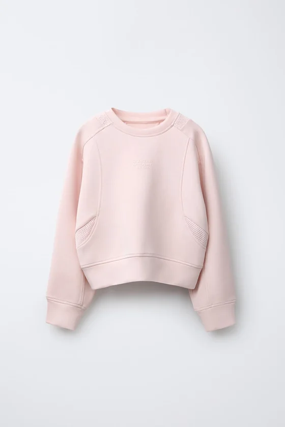 ТОЛСТОВКА С КОМБИНИРОВАННЫМИ СЕТЧАТЫМИ ВСТАВКАМИ И НАДПИСЬЮ