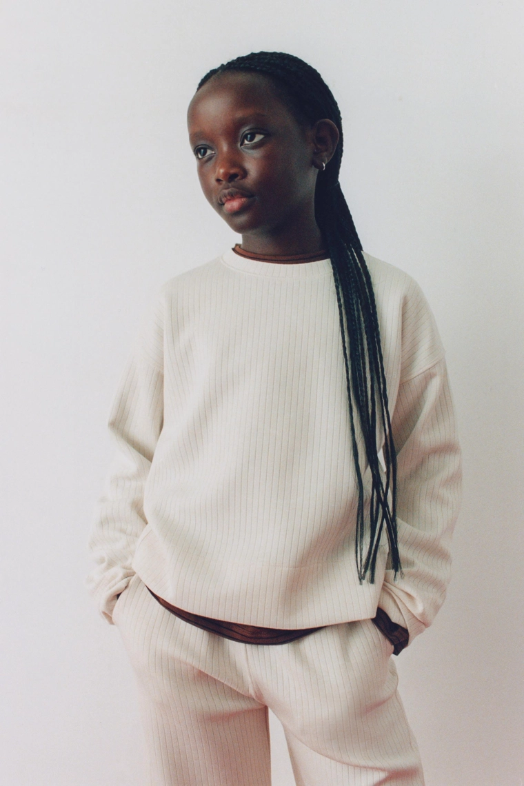 ТОЛСТОВКА С НАДПИСЬЮ И МОДАЛОМ