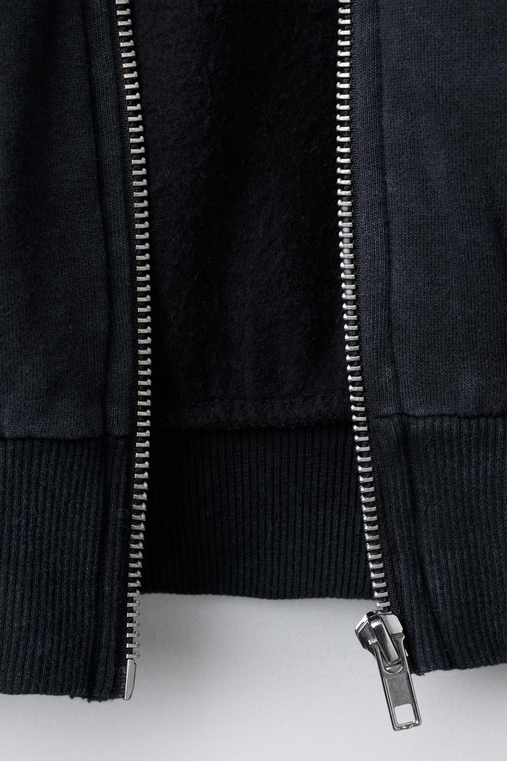 ТОЛСТОВКА С КАПЮШОНОМ, ЭФФЕКТОМ ПОТЕРТОСТИ, ЗВЕЗДОЙ И ЗАКЛЕПКАМИ