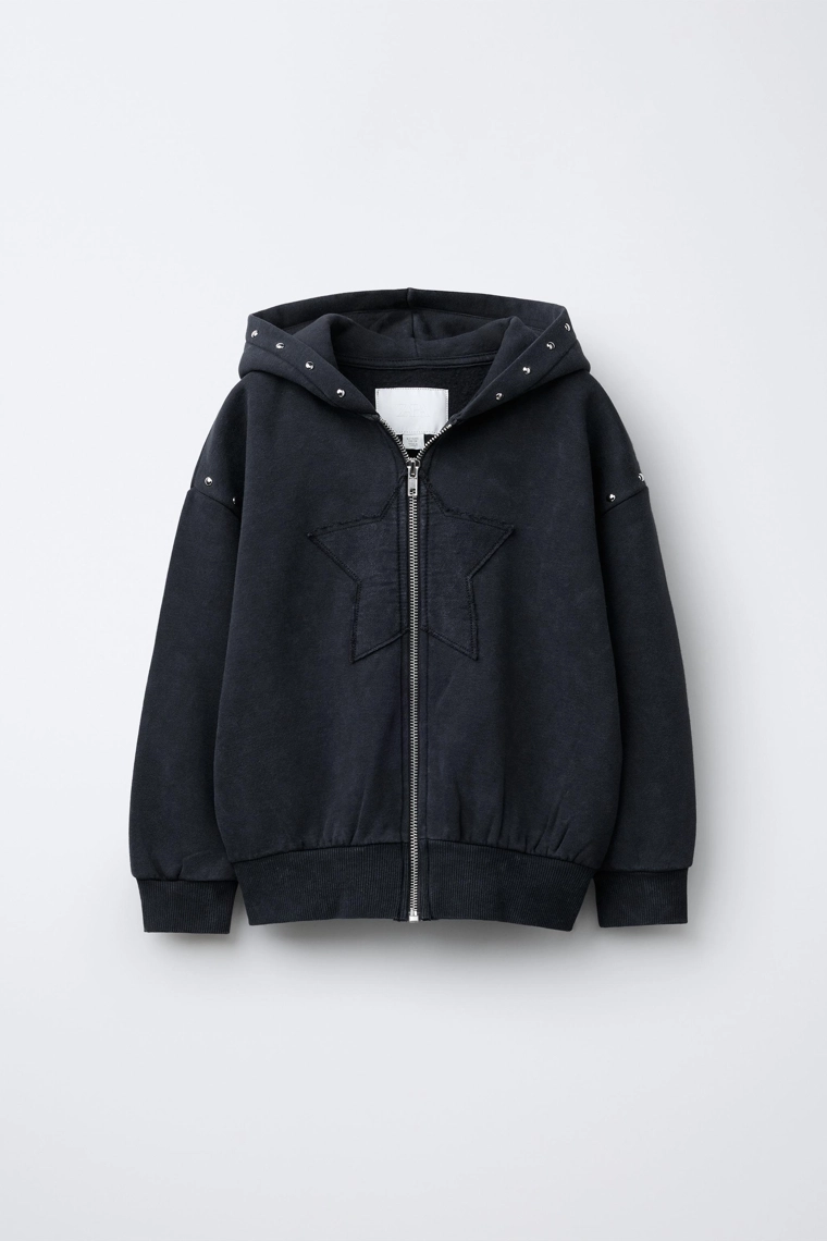 ТОЛСТОВКА С КАПЮШОНОМ, ЭФФЕКТОМ ПОТЕРТОСТИ, ЗВЕЗДОЙ И ЗАКЛЕПКАМИ