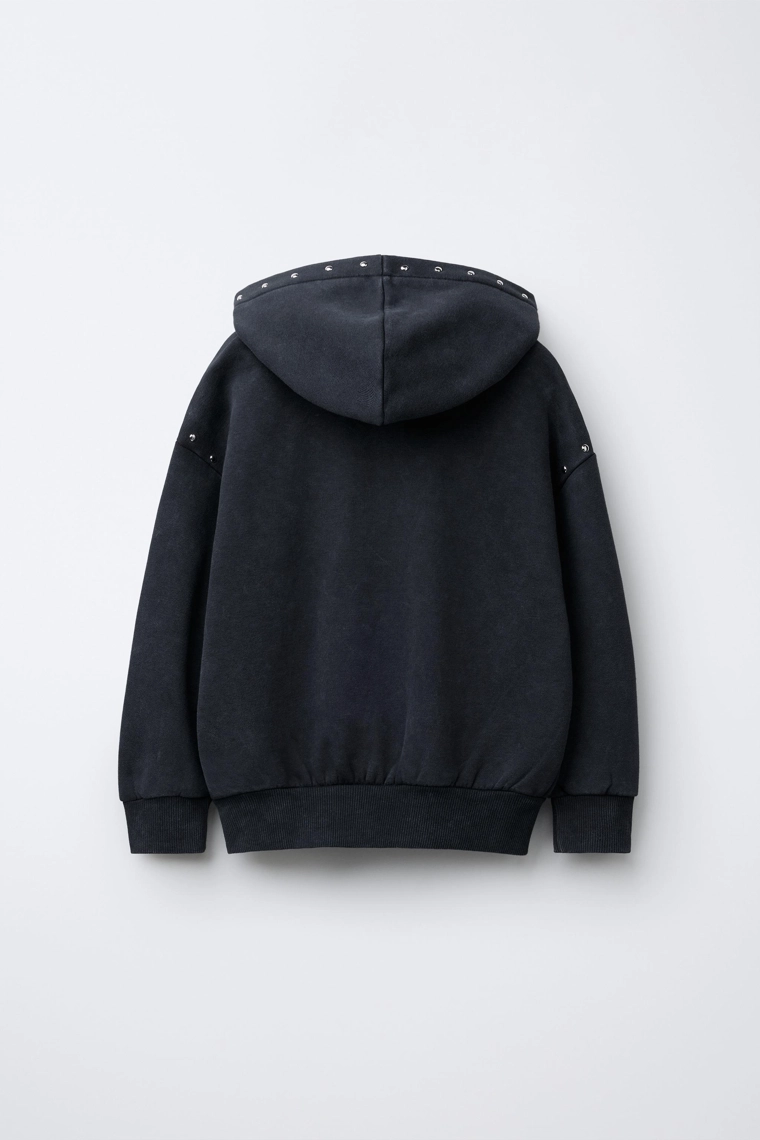 ТОЛСТОВКА С КАПЮШОНОМ, ЭФФЕКТОМ ПОТЕРТОСТИ, ЗВЕЗДОЙ И ЗАКЛЕПКАМИ