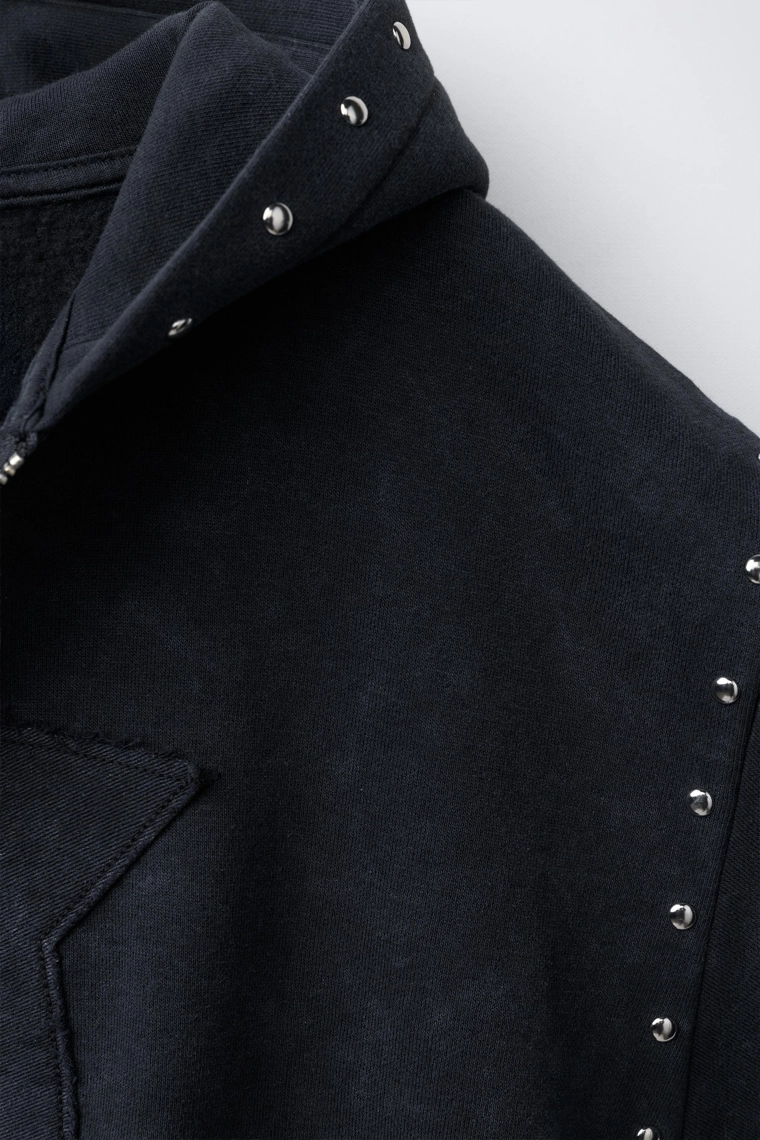 ТОЛСТОВКА С КАПЮШОНОМ, ЭФФЕКТОМ ПОТЕРТОСТИ, ЗВЕЗДОЙ И ЗАКЛЕПКАМИ