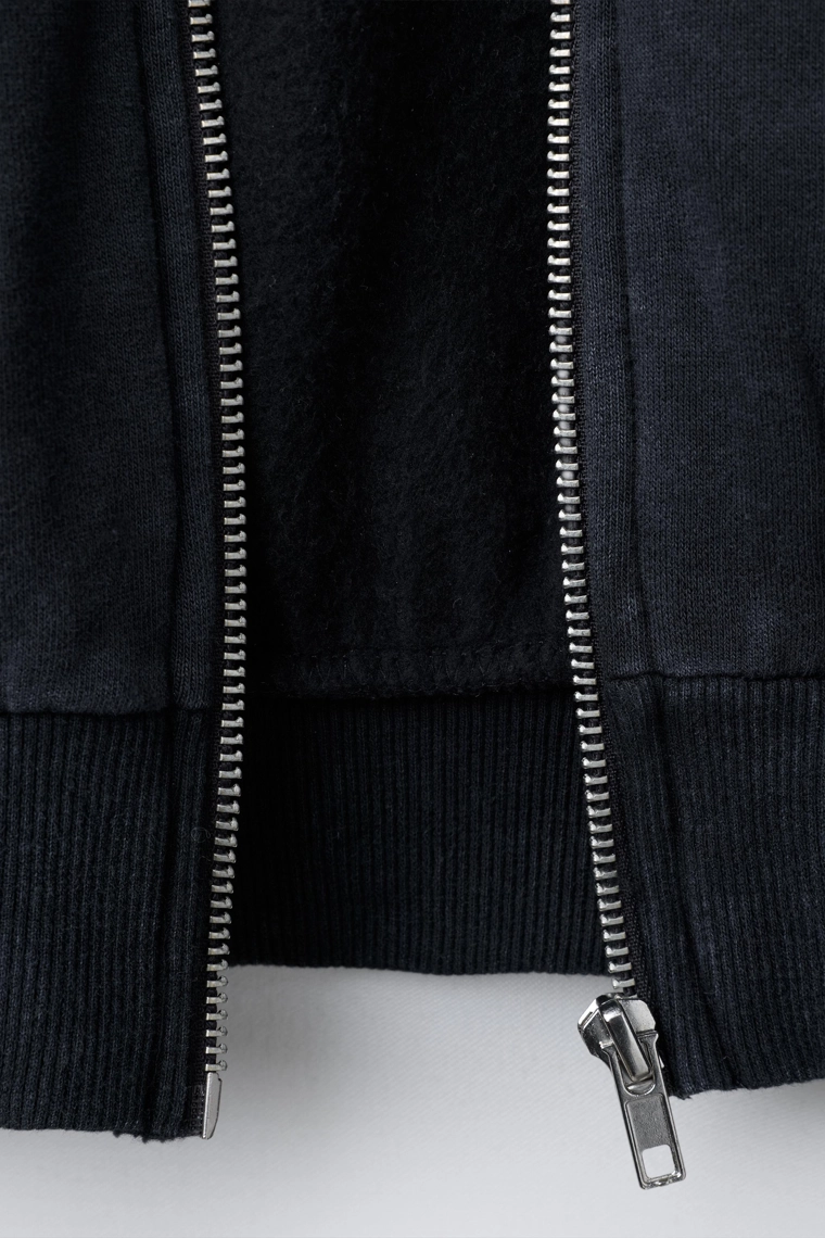 ТОЛСТОВКА С КАПЮШОНОМ, ЭФФЕКТОМ ПОТЕРТОСТИ, ЗВЕЗДОЙ И ЗАКЛЕПКАМИ