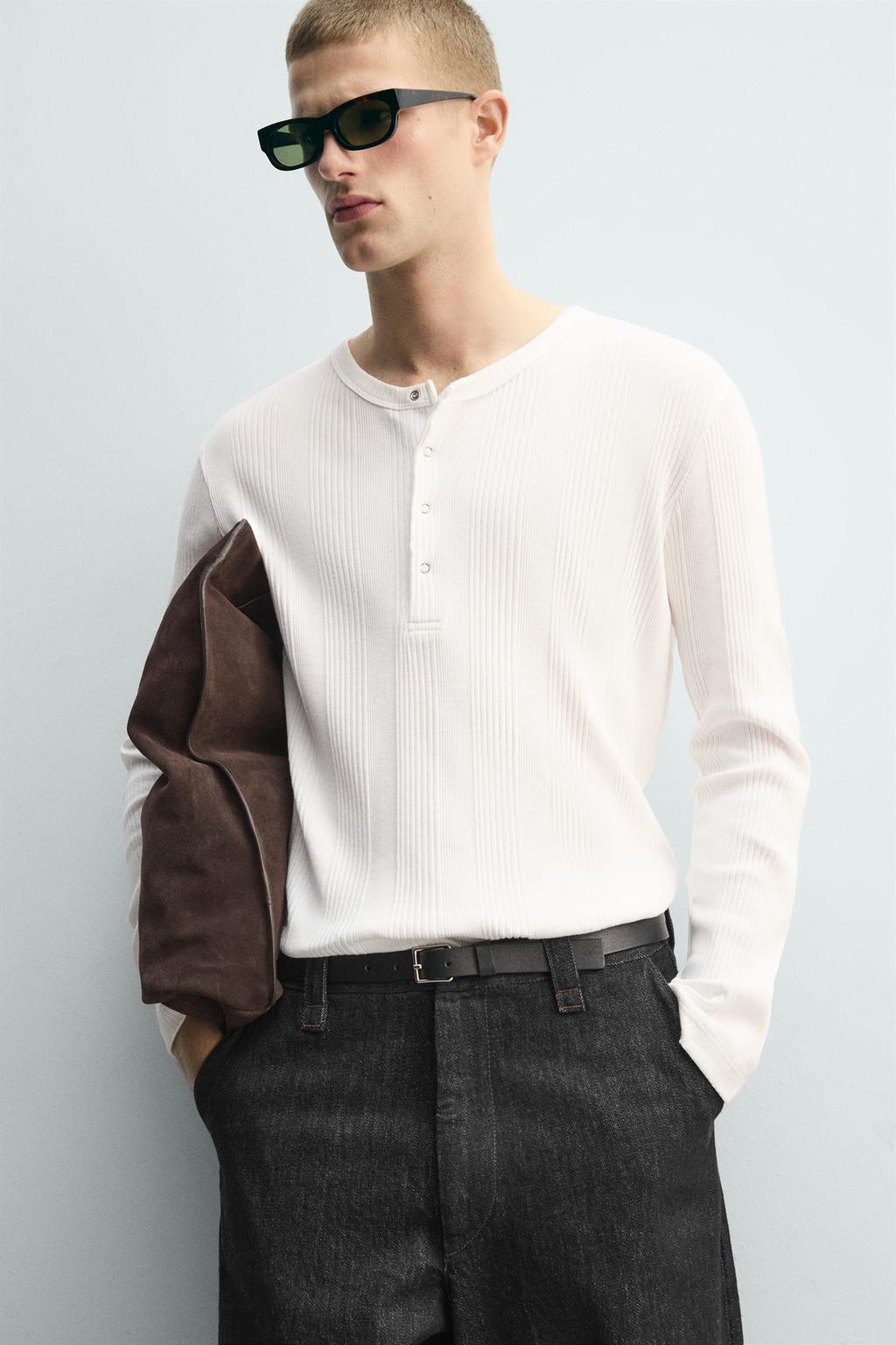 ФУТБОЛКА ИЗ РЕЛЬЕФНОЙ ТКАНИ С ВОРОТНИКОМ НА КНОПКАХ