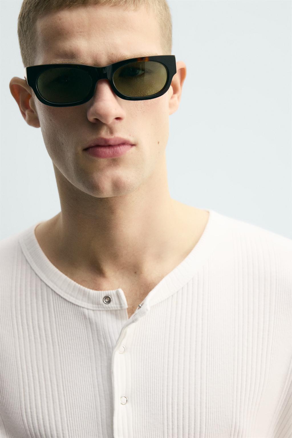 ФУТБОЛКА ИЗ РЕЛЬЕФНОЙ ТКАНИ С ВОРОТНИКОМ НА КНОПКАХ