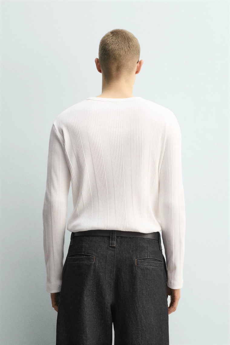 ФУТБОЛКА ИЗ РЕЛЬЕФНОЙ ТКАНИ С ВОРОТНИКОМ НА КНОПКАХ