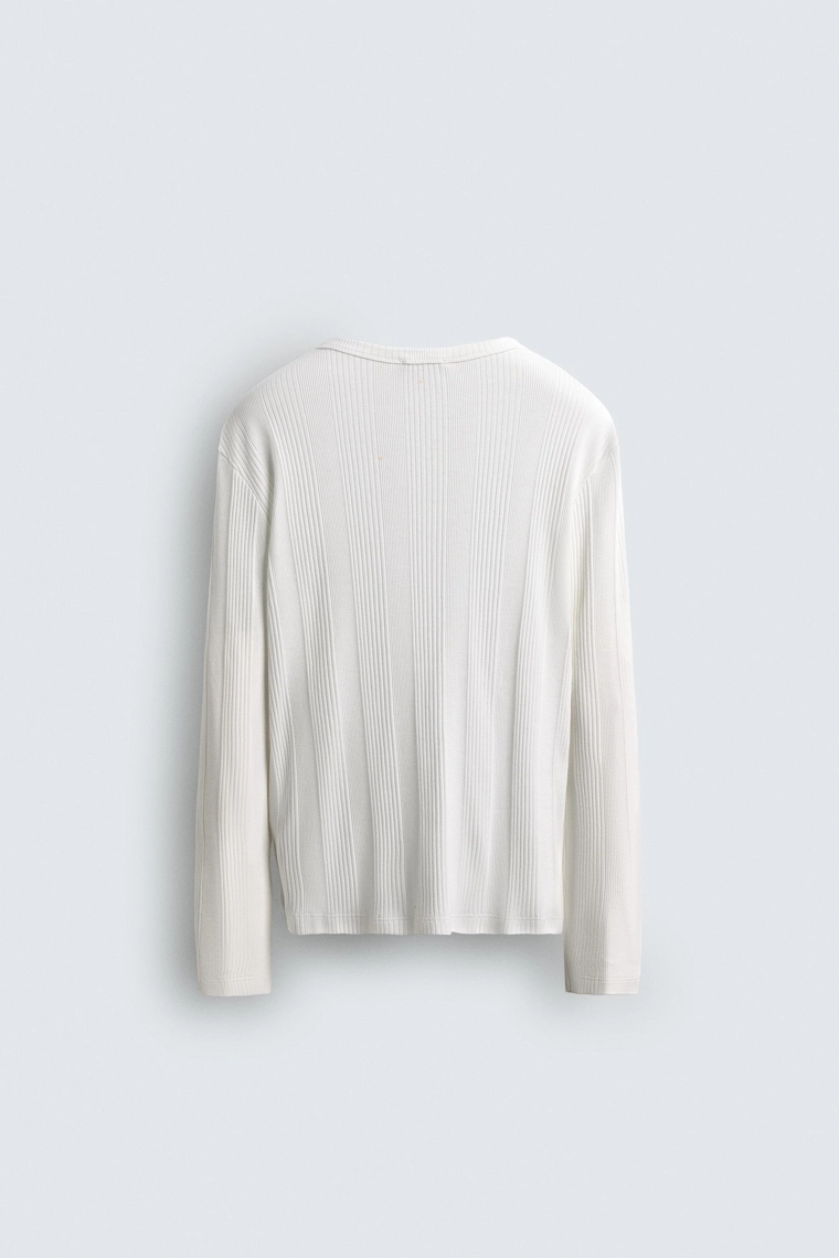 ФУТБОЛКА ИЗ РЕЛЬЕФНОЙ ТКАНИ С ВОРОТНИКОМ НА КНОПКАХ