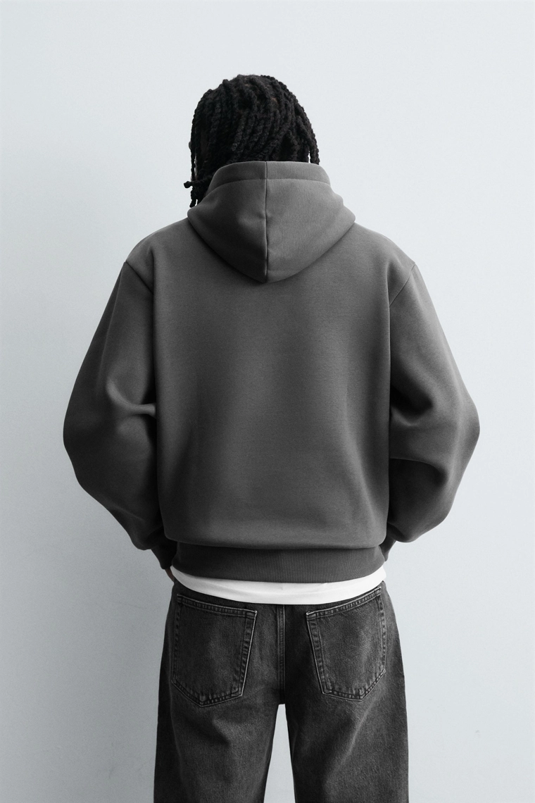 ХУДИ С КАПЮШОНОМ ИЗ СТРУКТУРНОГО МАТЕРИАЛА