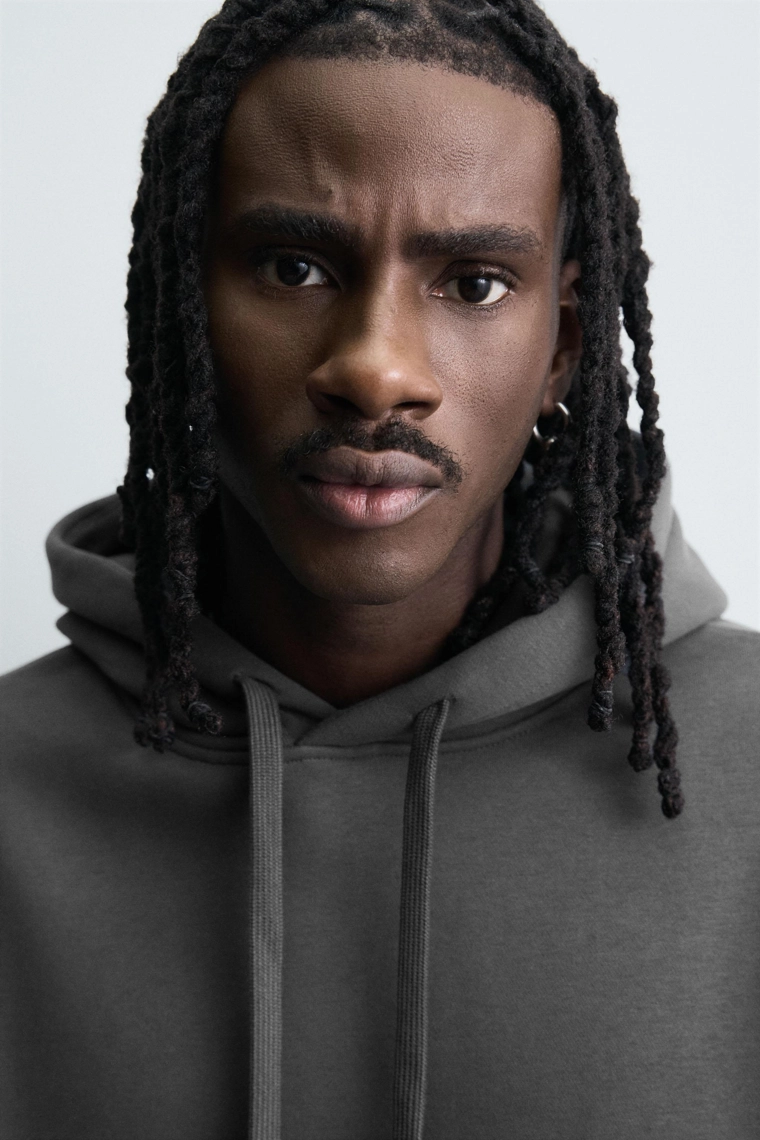 ХУДИ С КАПЮШОНОМ ИЗ СТРУКТУРНОГО МАТЕРИАЛА