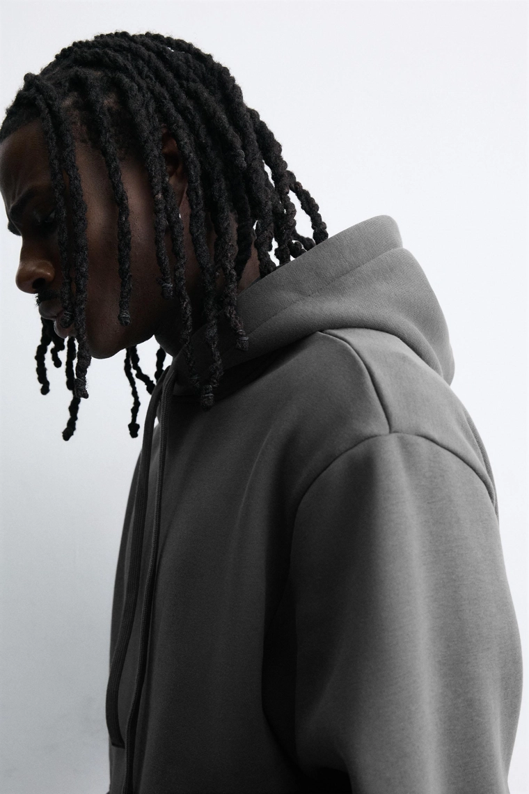 ХУДИ С КАПЮШОНОМ ИЗ СТРУКТУРНОГО МАТЕРИАЛА