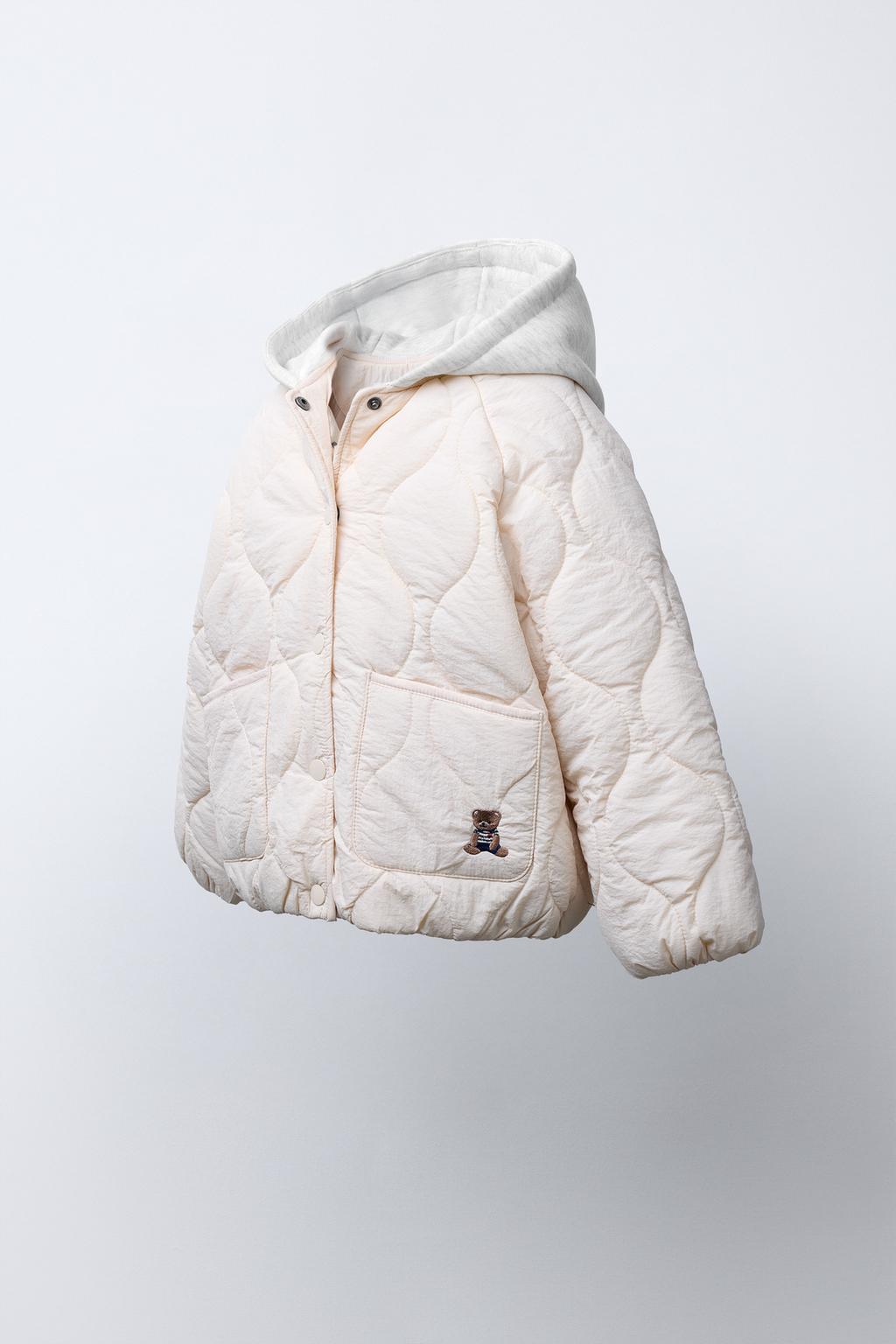 СТЕГАНАЯ КУРТКА С КАПЮШОНОМ И ВЫШИВКОЙ В ВИДЕ МЕДВЕДЯ