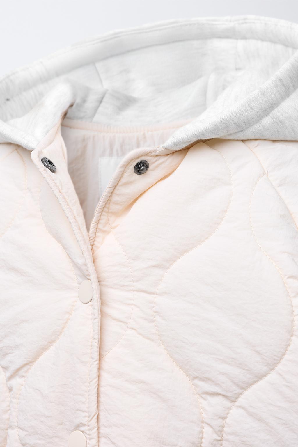 СТЕГАНАЯ КУРТКА С КАПЮШОНОМ И ВЫШИВКОЙ В ВИДЕ МЕДВЕДЯ