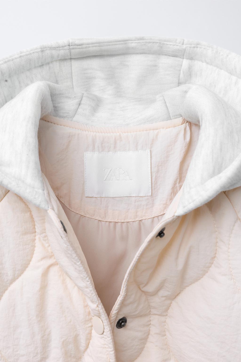 СТЕГАНАЯ КУРТКА С КАПЮШОНОМ И ВЫШИВКОЙ В ВИДЕ МЕДВЕДЯ