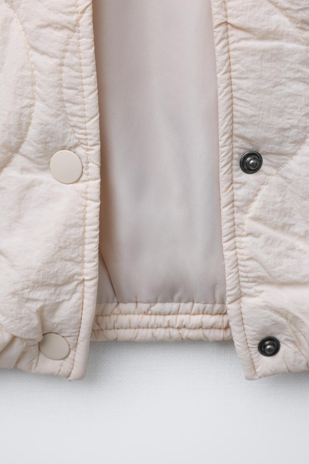 СТЕГАНАЯ КУРТКА С КАПЮШОНОМ И ВЫШИВКОЙ В ВИДЕ МЕДВЕДЯ