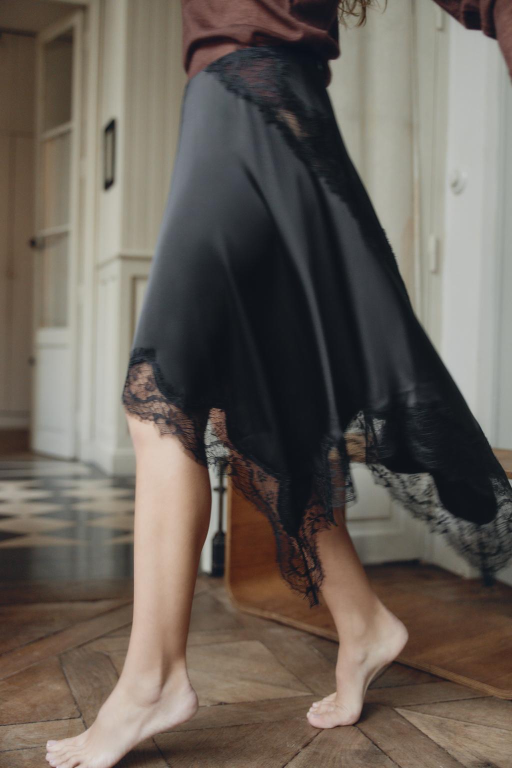 АТЛАСНАЯ АСИММЕТРИЧНАЯ ЮБКА С КРУЖЕВОМ