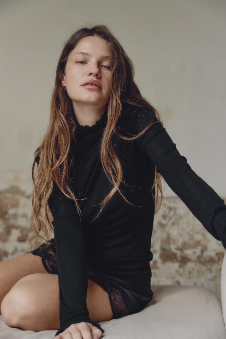 ОДНОТОННАЯ ФУТБОЛКА ИЗ ЛИОЦЕЛЛА