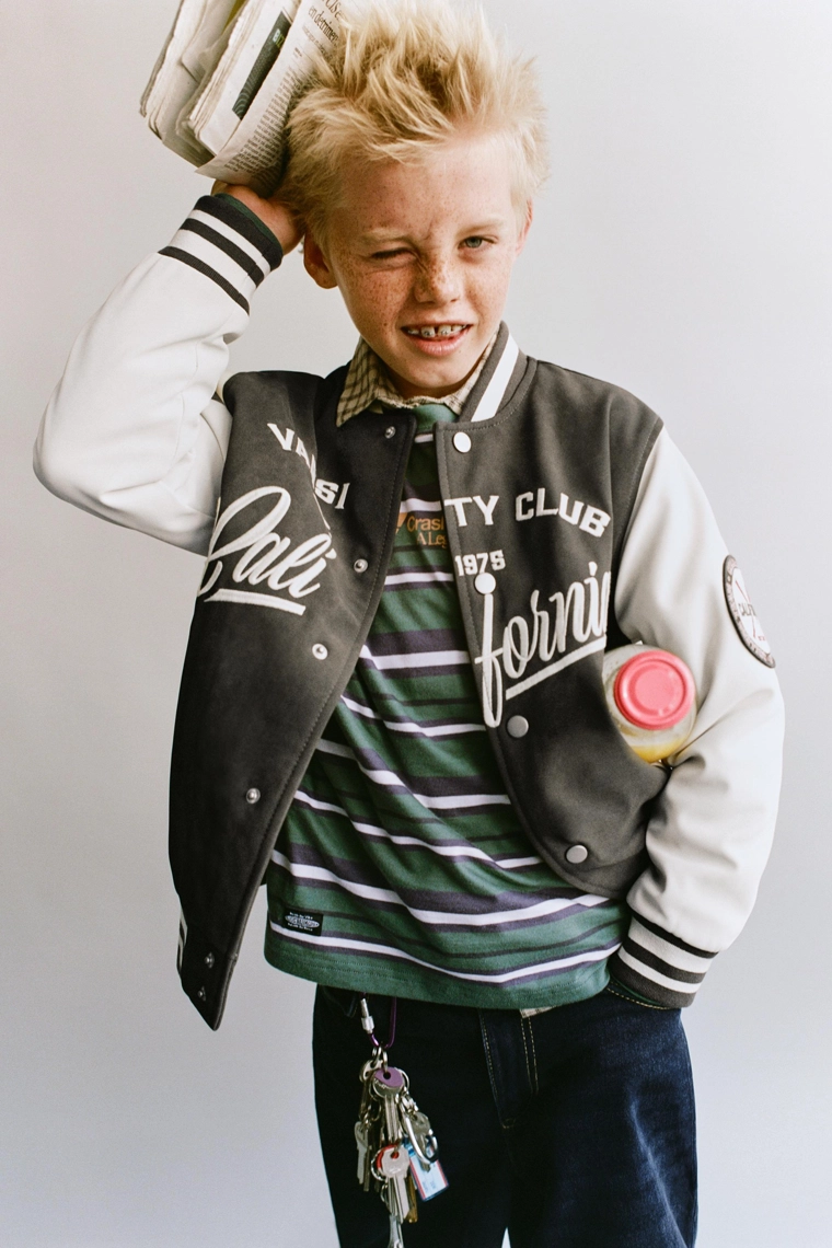 ФУТБОЛКА В ПОЛОСКУ С НАДПИСЬЮ ИЗ ТКАНИ