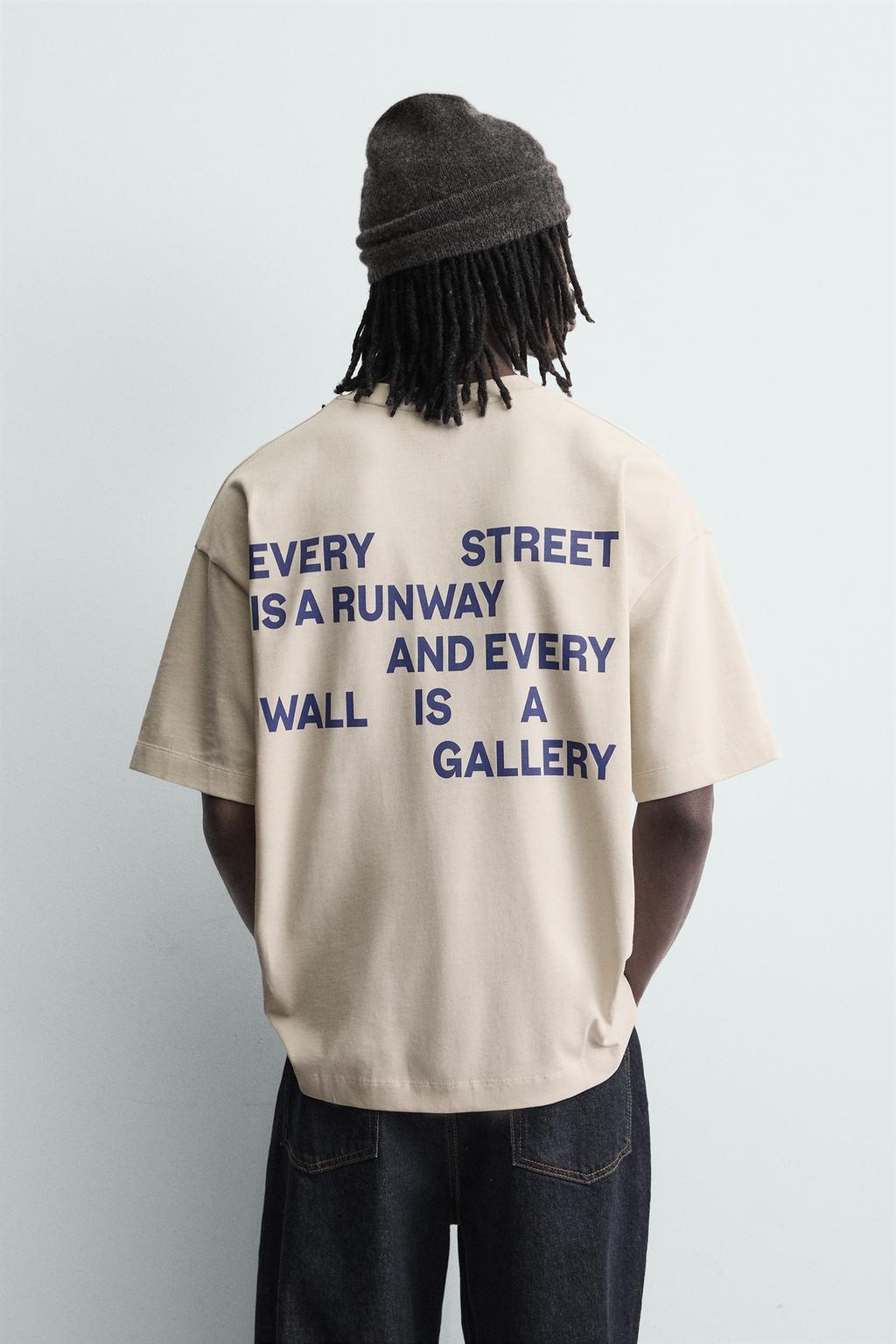 ФУТБОЛКА С КОНТРАСТНЫМ ПРИНТОМ