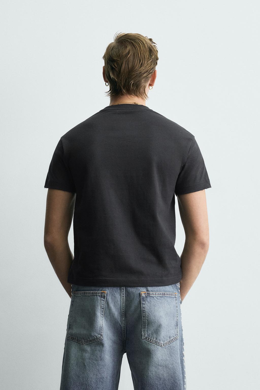 УКОРОЧЕННАЯ ФУТБОЛКА С НАДПИСЬЮ И ЭФФЕКТОМ ПОТЕРТОСТИ