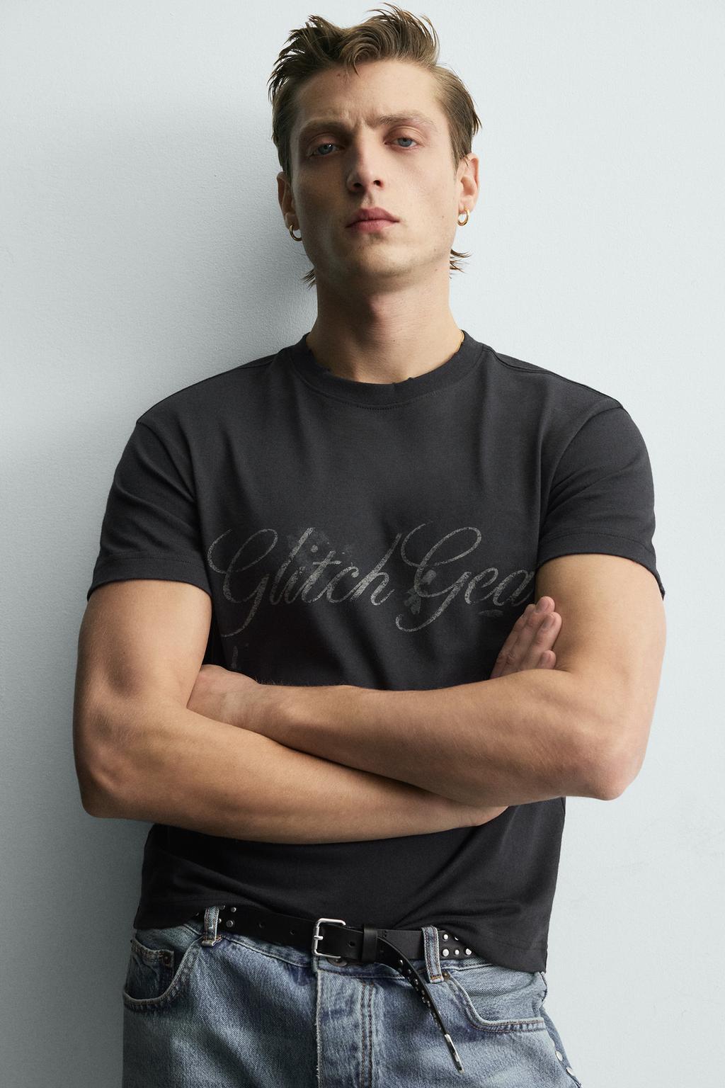 УКОРОЧЕННАЯ ФУТБОЛКА С НАДПИСЬЮ И ЭФФЕКТОМ ПОТЕРТОСТИ