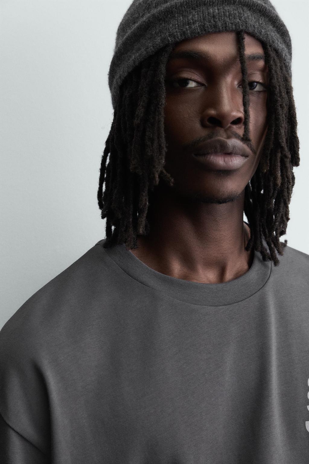 ФУТБОЛКА С КОНТРАСТНЫМ ПРИНТОМ