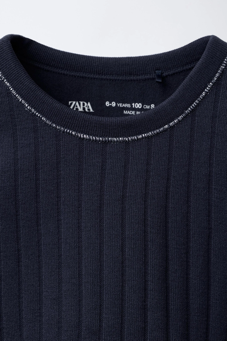 БЕСШОВНАЯ ФУТБОЛКА ДЛЯ СПОРТА С БЛЕСТЯЩЕЙ ОТДЕЛКОЙ