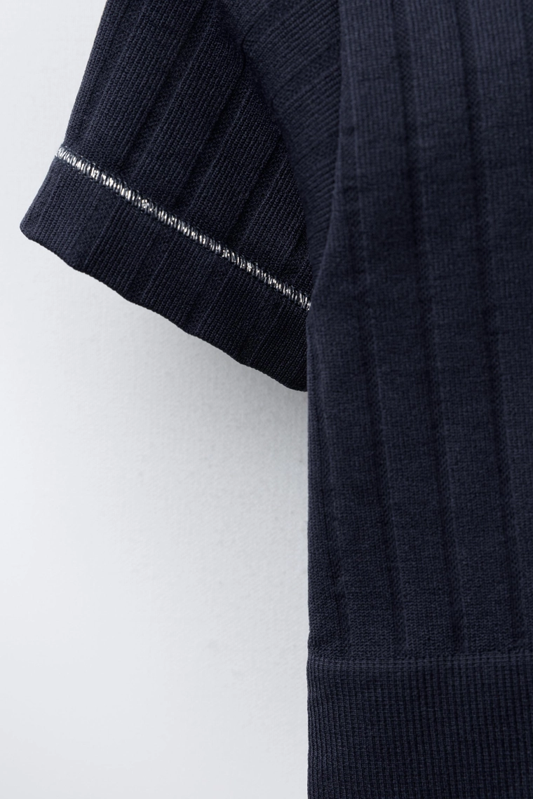 БЕСШОВНАЯ ФУТБОЛКА ДЛЯ СПОРТА С БЛЕСТЯЩЕЙ ОТДЕЛКОЙ