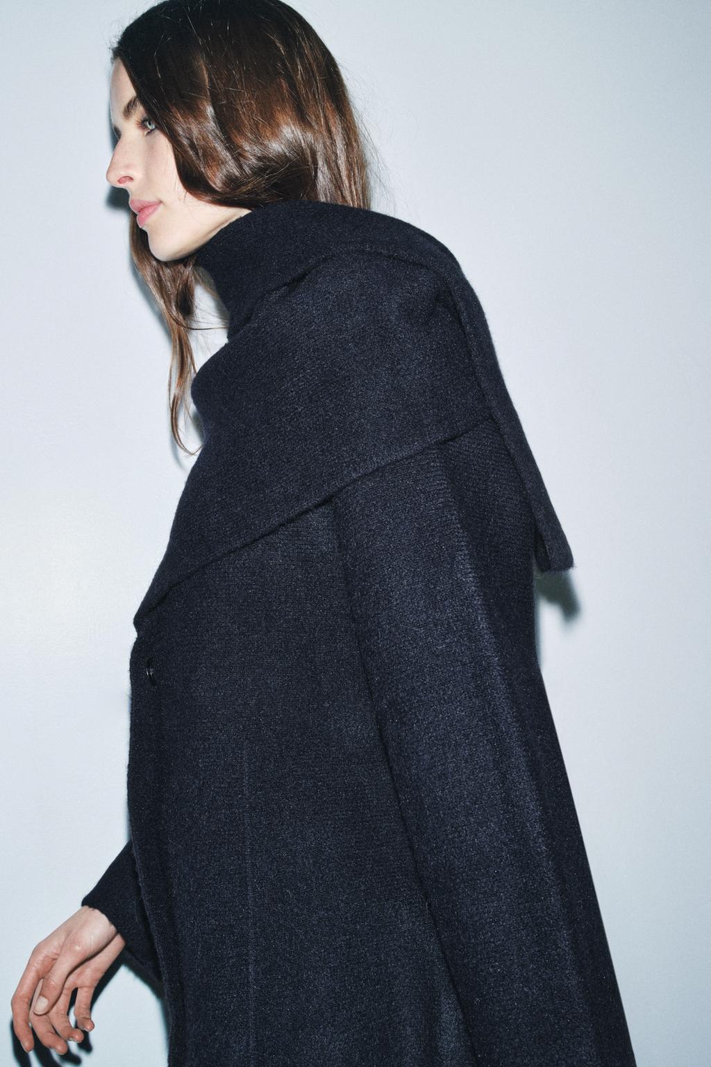 КОРОТКОЕ ТРИКОТАЖНОЕ ПАЛЬТО С ШАРФОМ