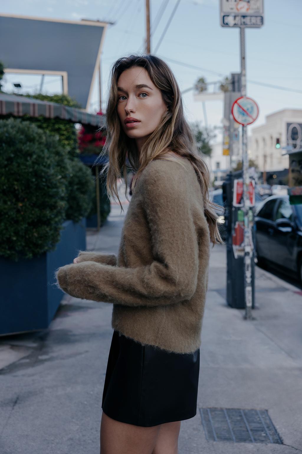 СВИТЕР ИЗ ВОРСИСТОГО ТРИКОТАЖА