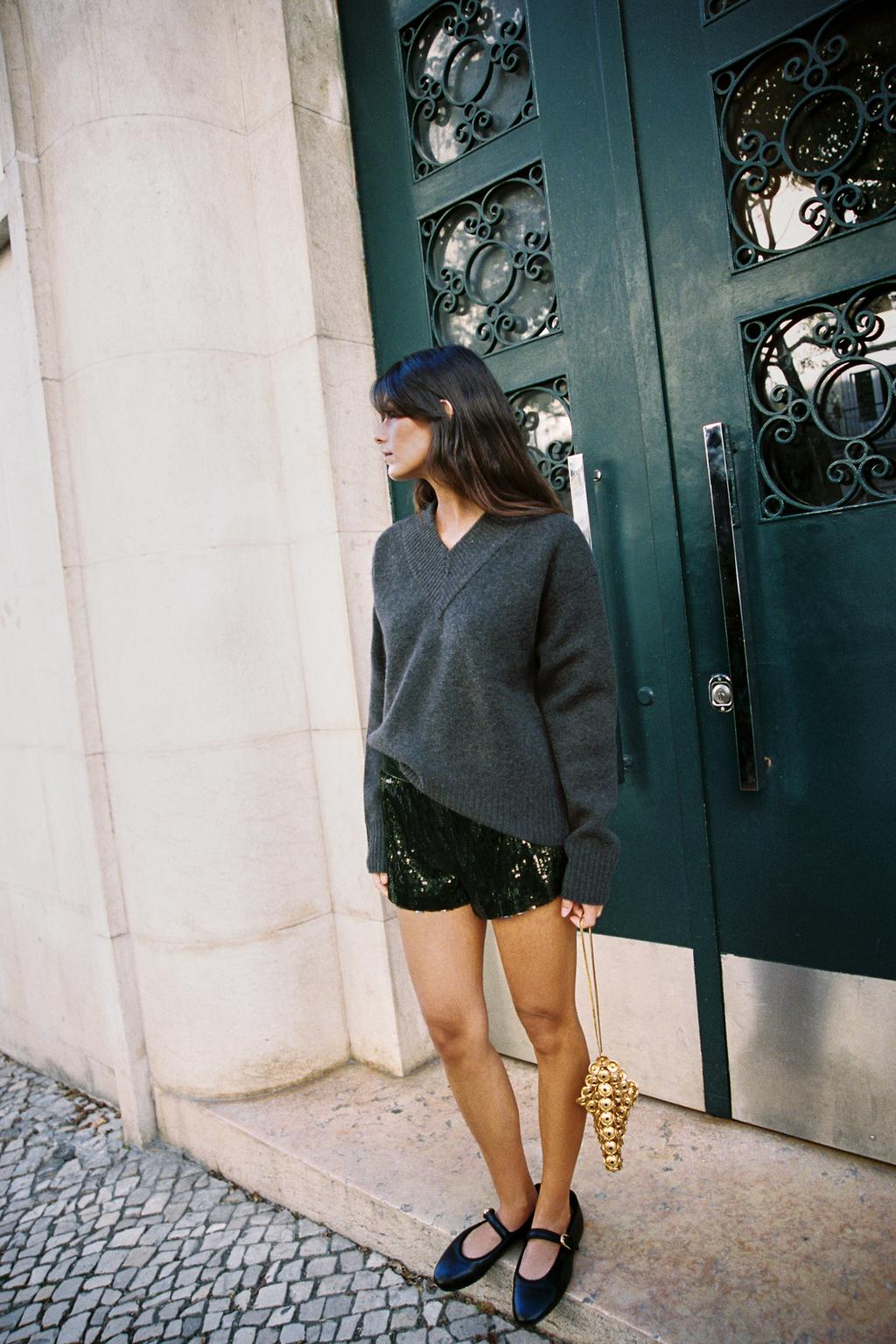 ТРИКОТАЖНЫЙ СВИТЕР С V-ОБРАЗНЫМ ВЫРЕЗОМ