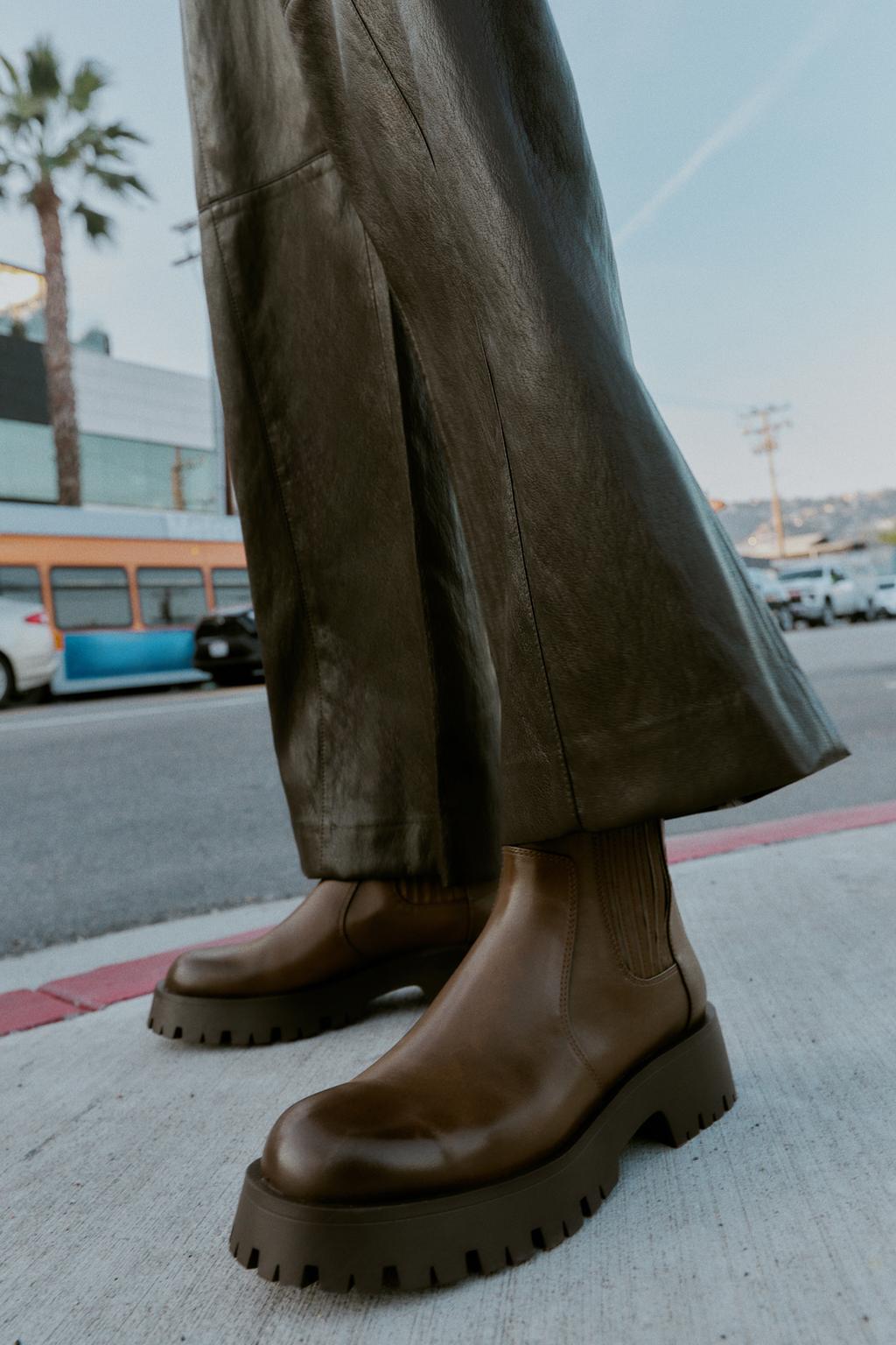 БОТИНКИ НА РИФЛЕНОЙ ПОДОШВЕ С ЭФФЕКТОМ ПОТЕРТОСТИ