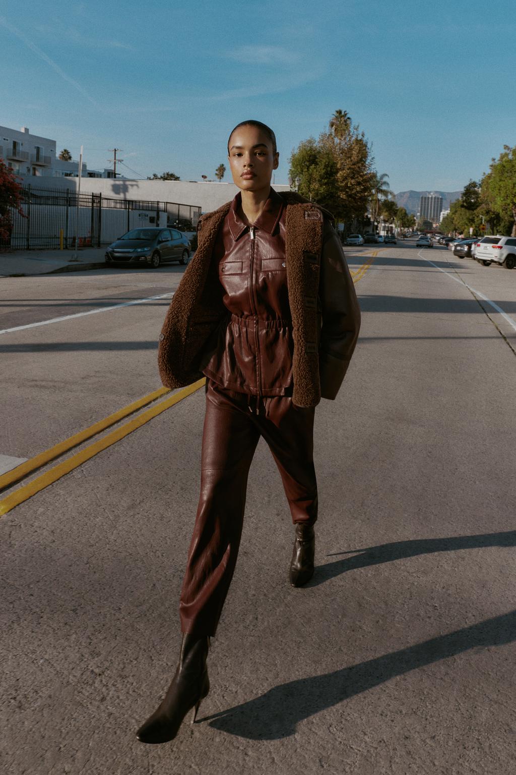 БРЮКИ ИЗ ИСКУССТВЕННОЙ КОЖИ С ЭЛАСТИЧНЫМ ПОЯСОМ