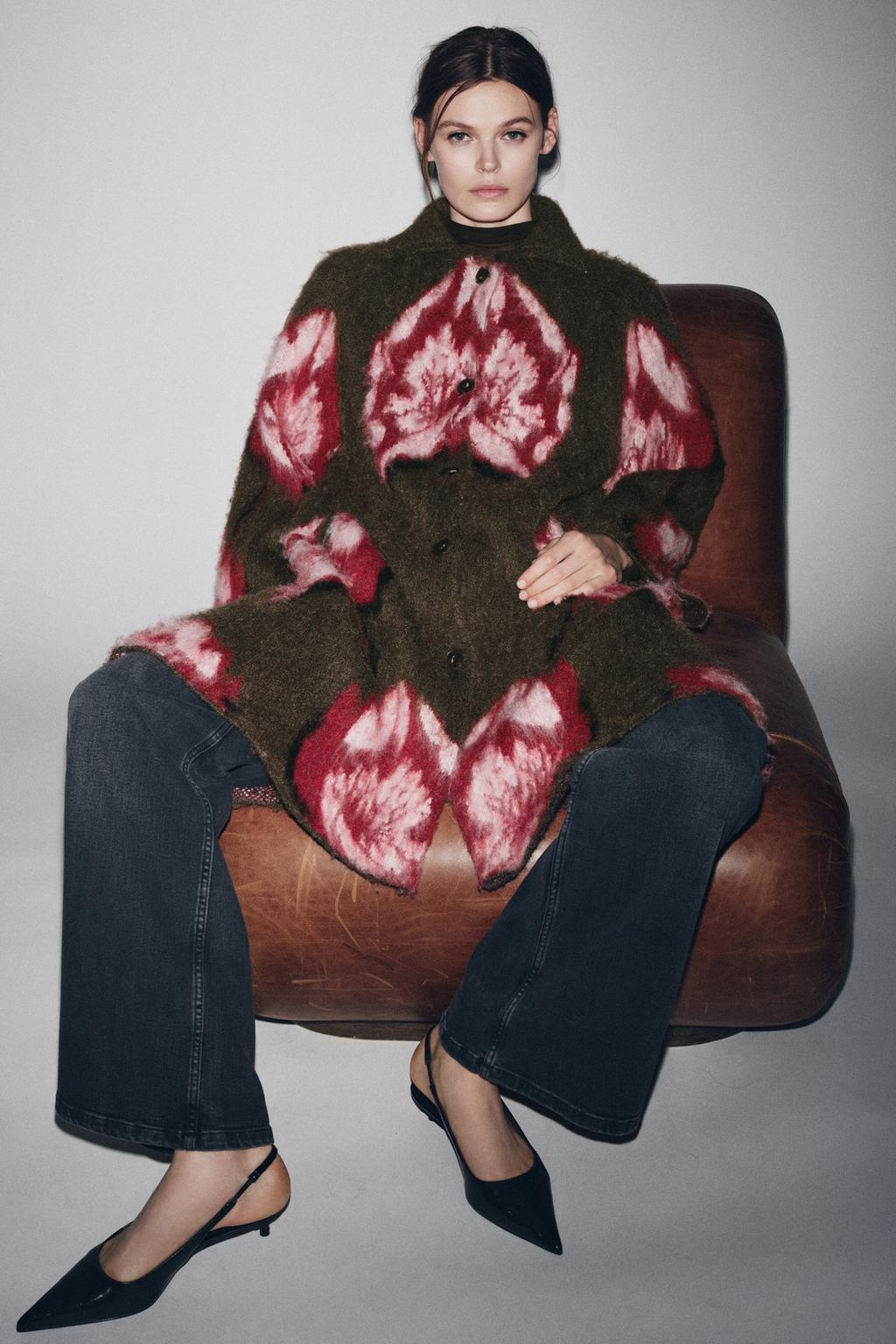 ЖАККАРДОВОЕ ПАЛЬТО ИЗ ВОРСОВОЙ ТКАНИ