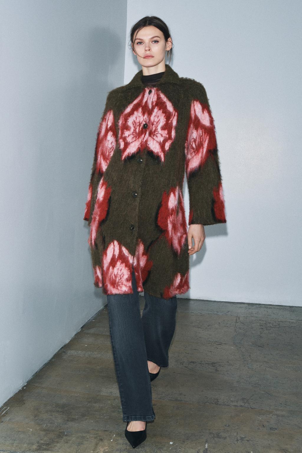 ЖАККАРДОВОЕ ПАЛЬТО ИЗ ВОРСОВОЙ ТКАНИ