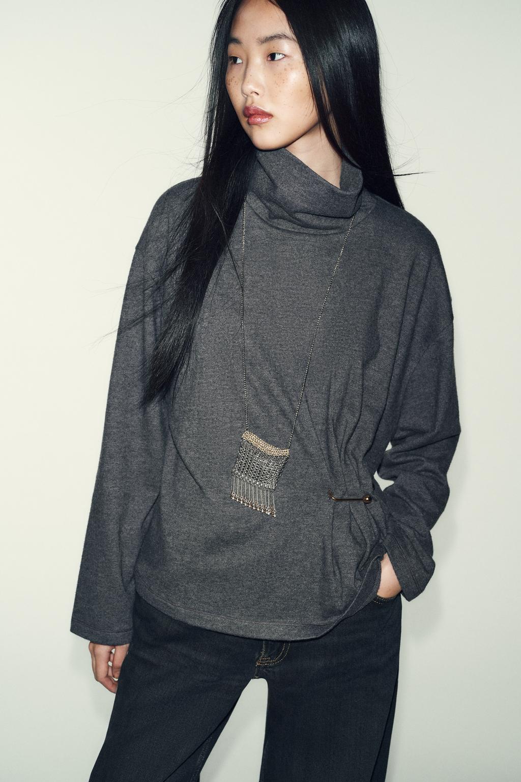 Мягкий топ с металлическими аппликациями