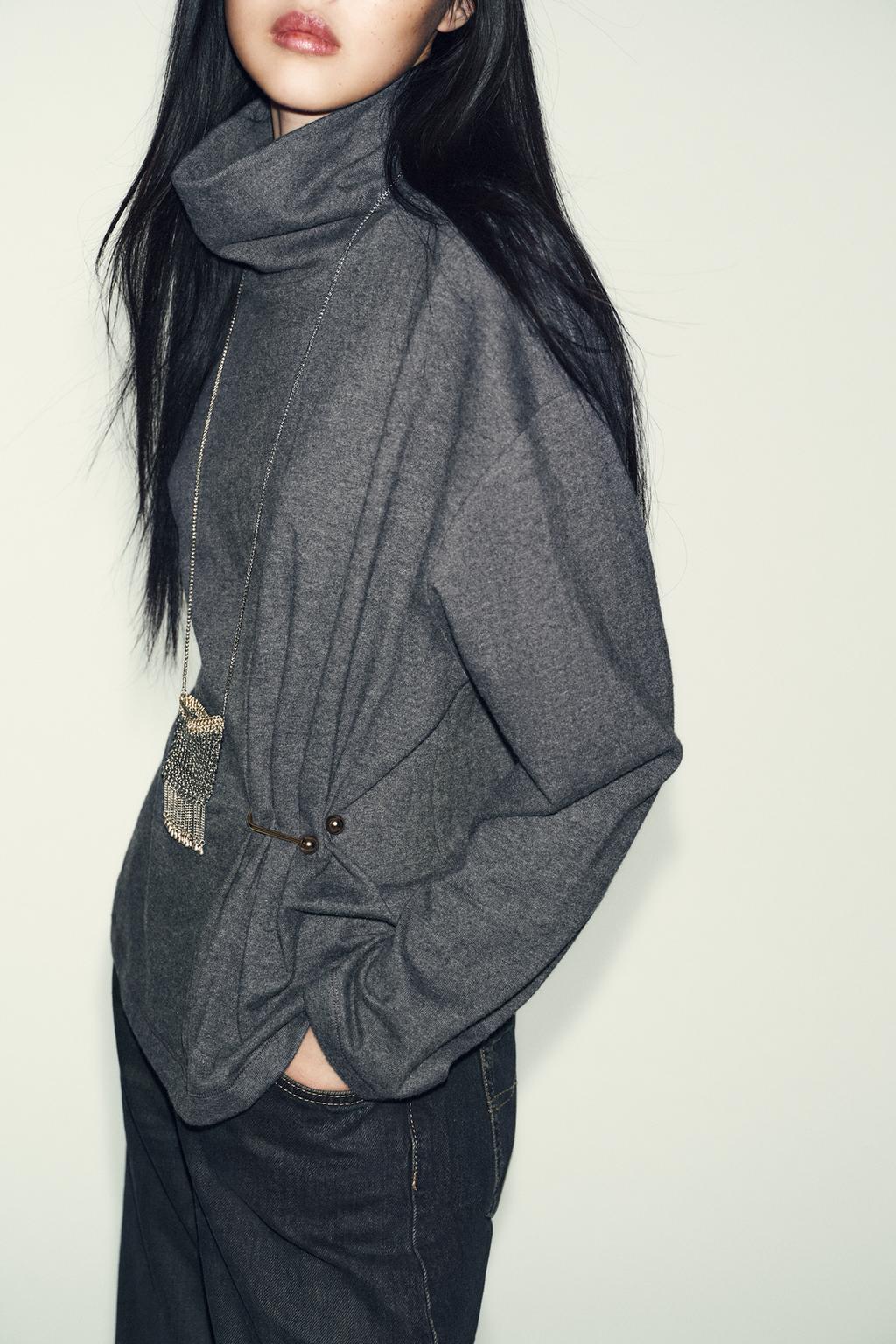 Мягкий топ с металлическими аппликациями