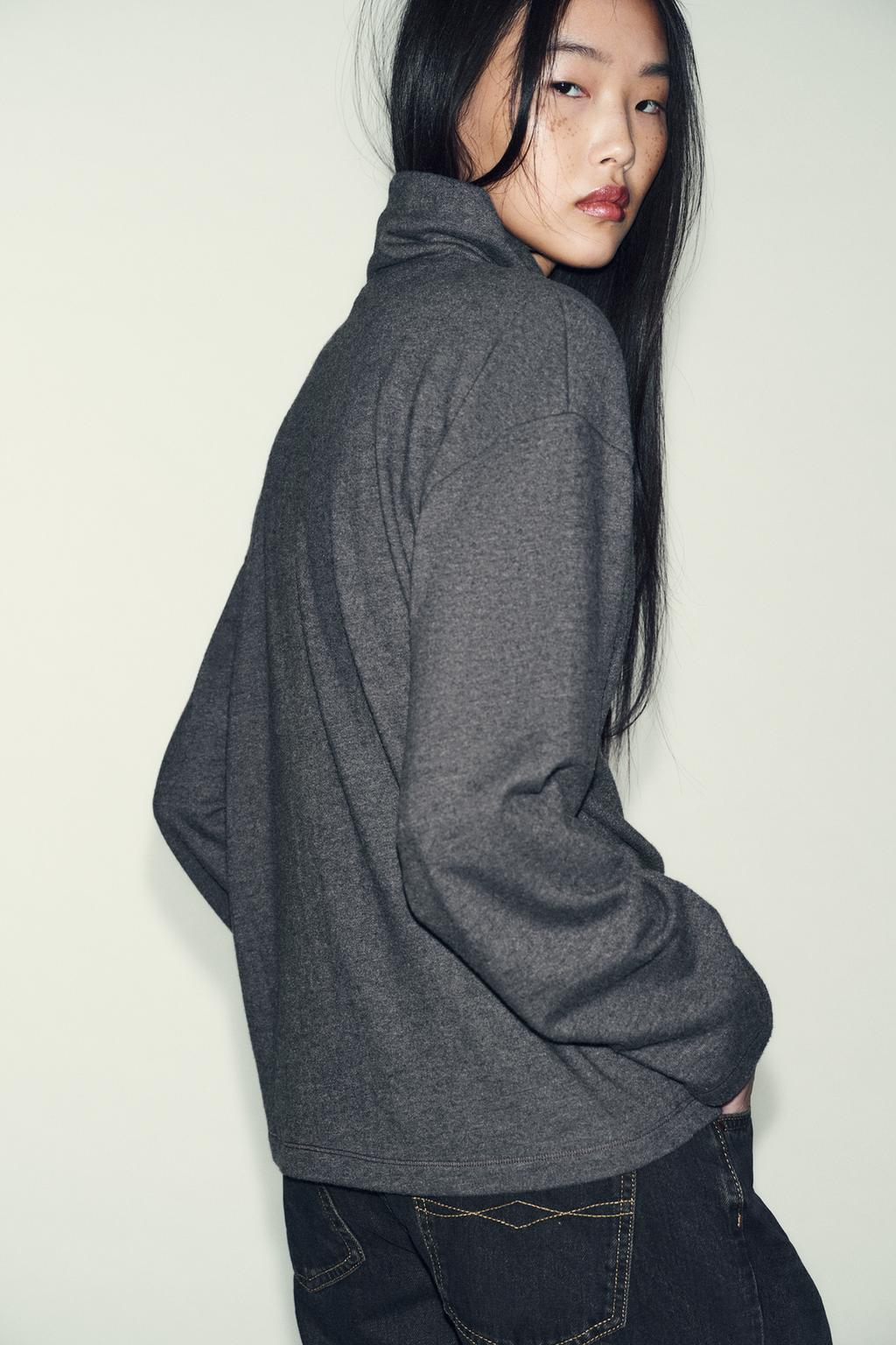 Мягкий топ с металлическими аппликациями