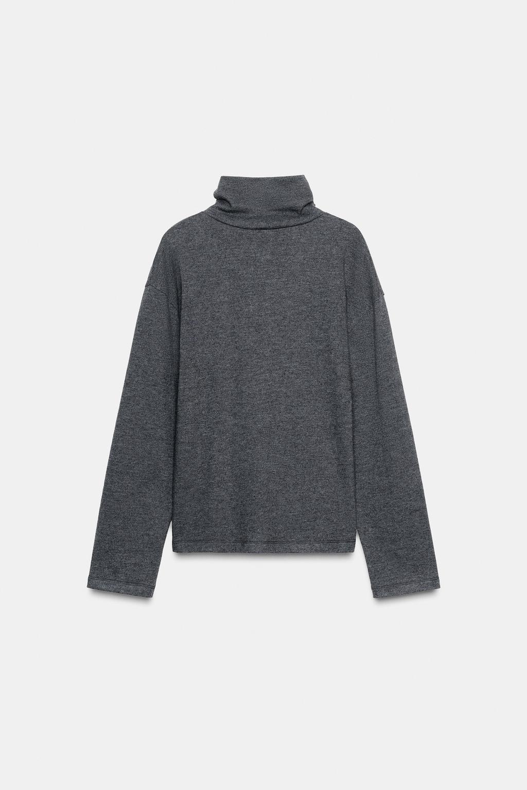 Мягкий топ с металлическими аппликациями