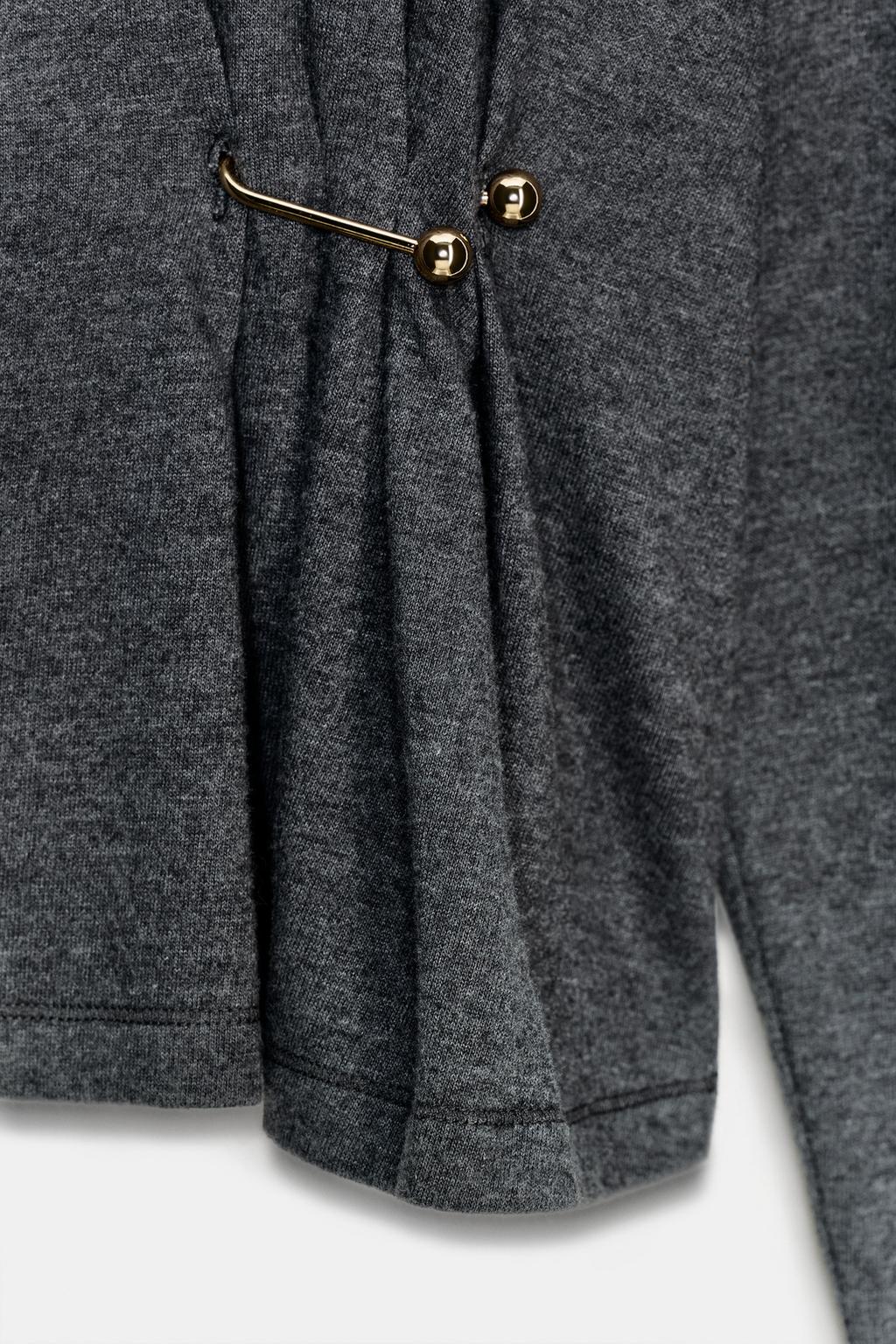 Мягкий топ с металлическими аппликациями