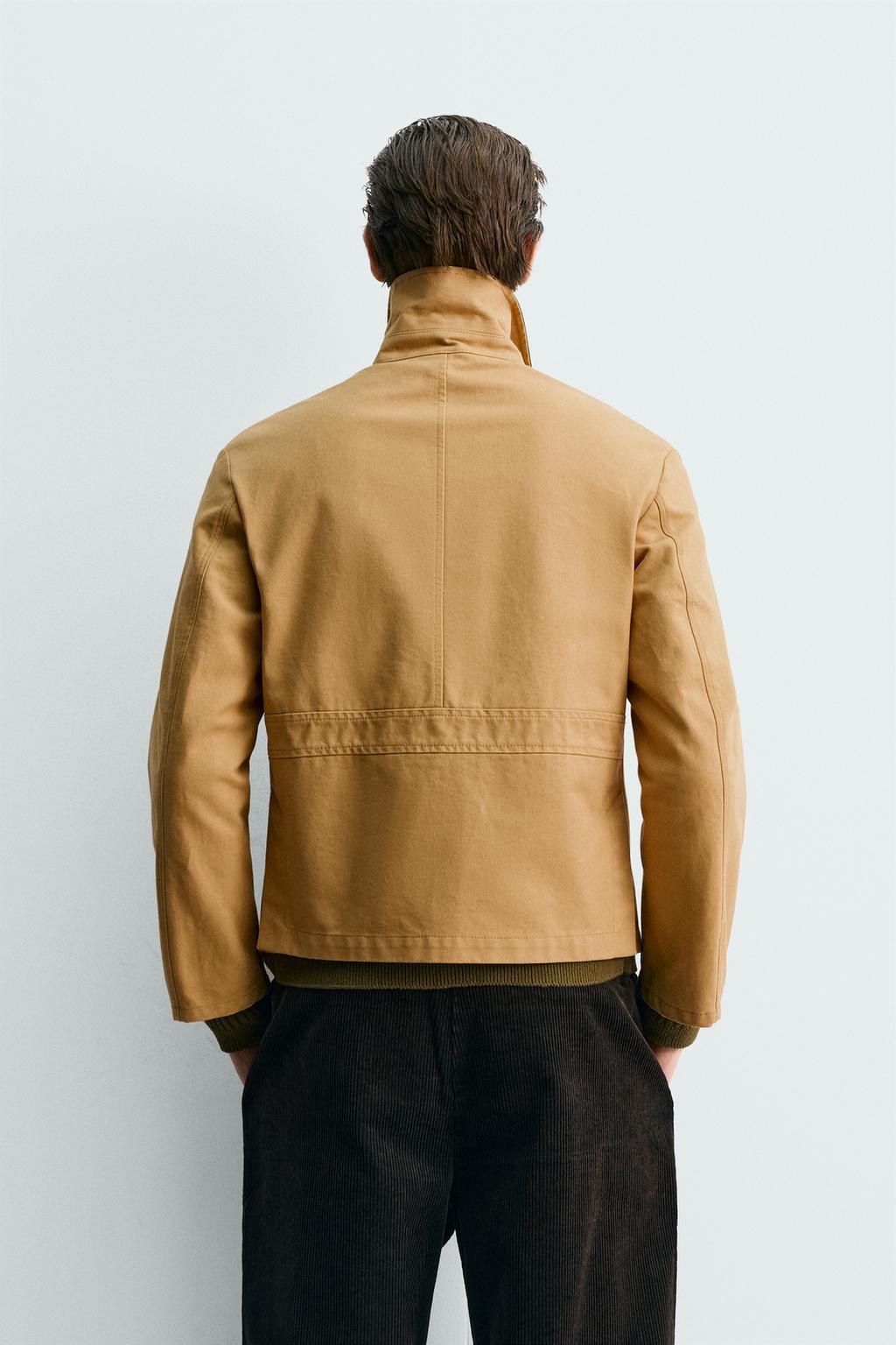 КУРТКА С КОНТРАСТНЫМ ВОРОТНИКОМ И АЛАМАРАМИ