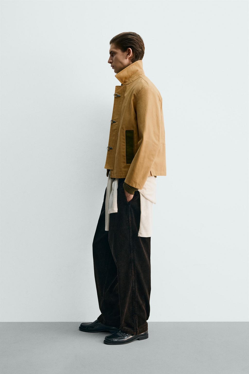 КУРТКА С КОНТРАСТНЫМ ВОРОТНИКОМ И АЛАМАРАМИ