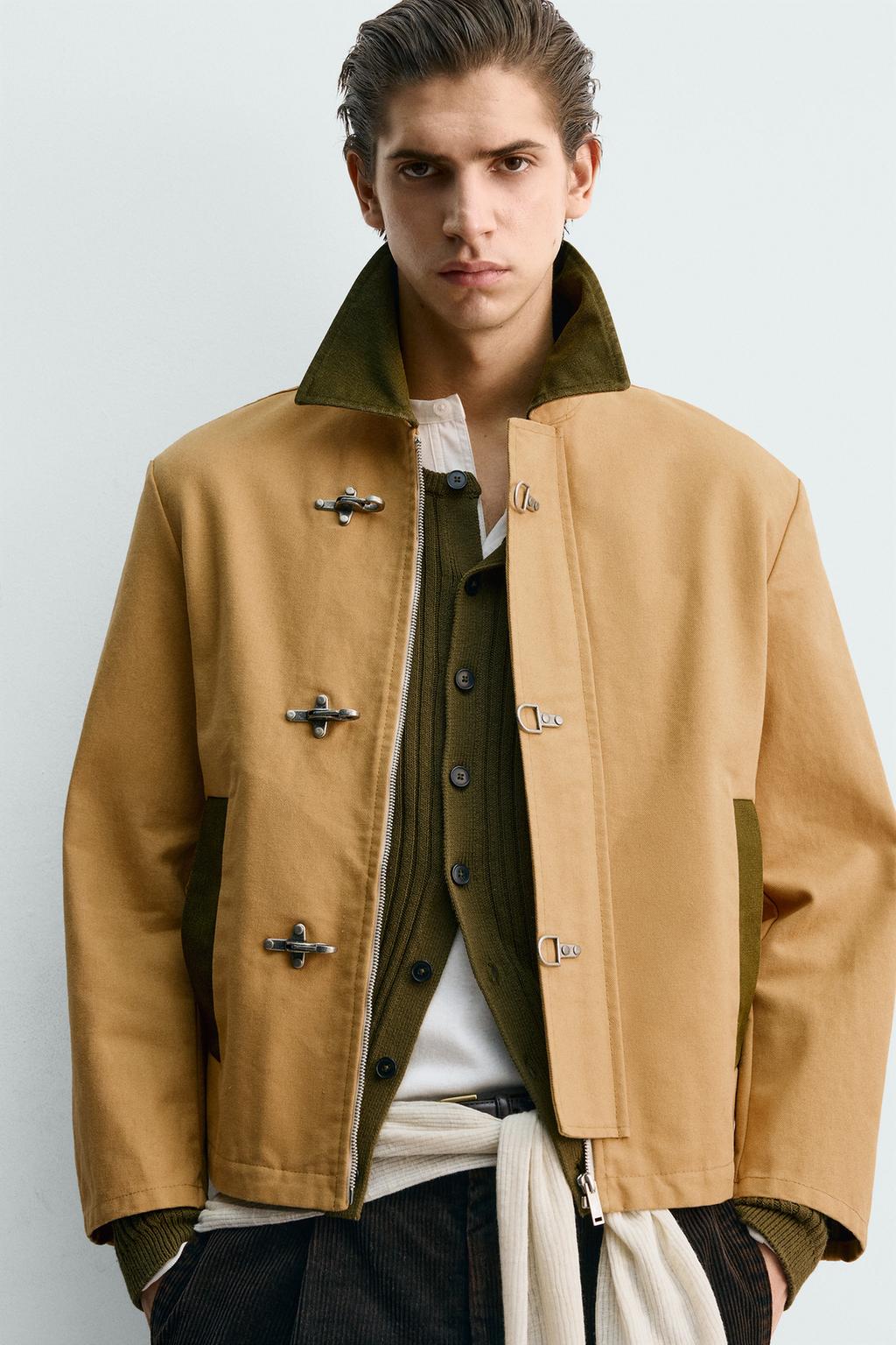 КУРТКА С КОНТРАСТНЫМ ВОРОТНИКОМ И АЛАМАРАМИ